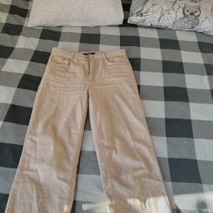 Bikbok - Jag säljer nu mina jeans då dom tyvärr blivit för stora. Använda ett antal gånger men dom är fortfarande i bra skick, dom är ej strykta därför ser dom lite invikta ut
