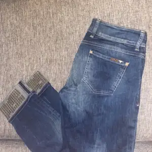 Säljer dessa ursnygga MET-jeans. Köpta för 2500 kr på fiorucci i Göteborg. Säljes för billigt pris på grund av att dragkedjan är trasig, behöver fixas en ny. Storlek 32 (passar någon med S/M, lågmidjade).