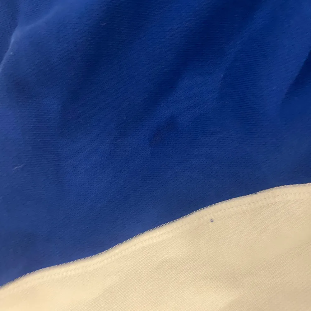 Detta är en blå adidas tröja som e väldigt cool men inte min stil längre. Den har en liten fläck på axeln som nästan inte syns . Hoodies.