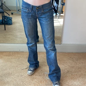 Low waist jeans 00-talet - Skitsnygga lowwaist jeans som tyvärr är för små för mig :/modellen är 174cm lång, waist 28 och innerbenslängd 85 cm. Skulle tänka att det är S/36💕💕 Budgivning om många är intresserade :) 