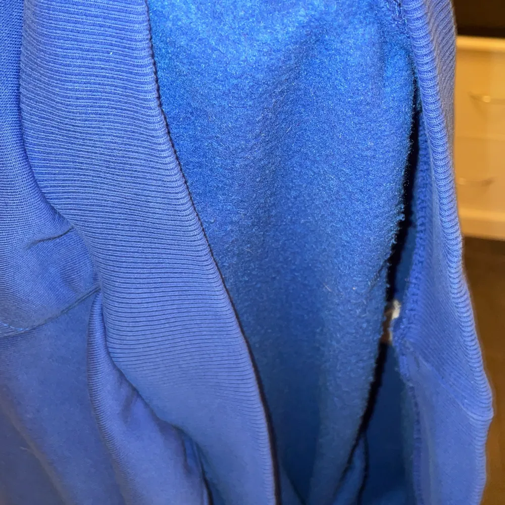 En cool blå hoodie men två detaljer, en på bröstet och en text på ena armen. Den är go och mjuk inuti. Hoodien har en bra och stor luva. Den är relativ lång går ner nöstan över min rumpa. Köpte den för ca 350kr förra året.. Tröjor & Koftor.