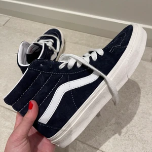 Vans Höga  - Säljer nu mina helt oandvända Vans Of The Wall skor i modellen, Ua Sk8-hi (pig Suede) . Skriv för fler bilder!! Köparen står för frakten💙