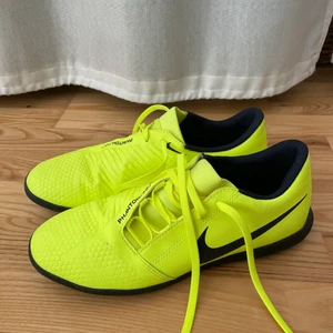 Nike Futsalskor - Säljer mina fina futsalskor då de dessvärre inte kommer till användning längre! 🌟Endast använd en till två säsonger. Säljes separat eller tillsammans med ett par Fotbollskor. Separat: 450kr. Tillsammans: 700kr. Pris går att diskuteras✨
