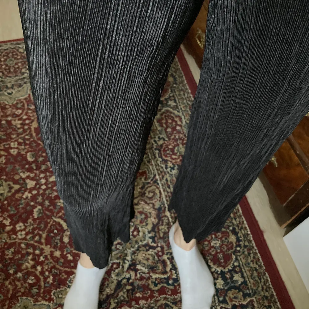 Ribbade byxor i mjukt och skönt material. Stretchiga. Från Gina. ✨PRIS INKLUSIVE FRAKT✨. Jeans & Byxor.