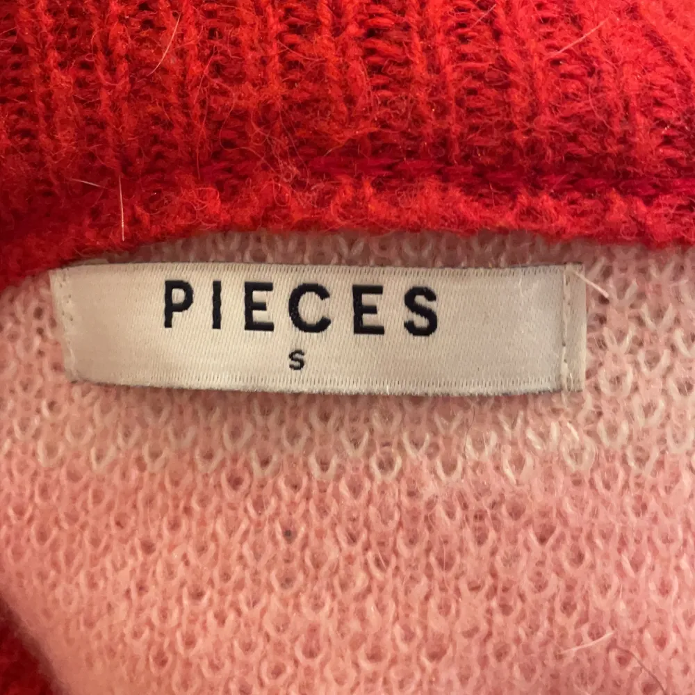 Den är förliten i min smak och därför säljer jag denna fina och sköna stickade tröja. Den är ifrån Pieces och köpt för något år sedan.. Neuleet.
