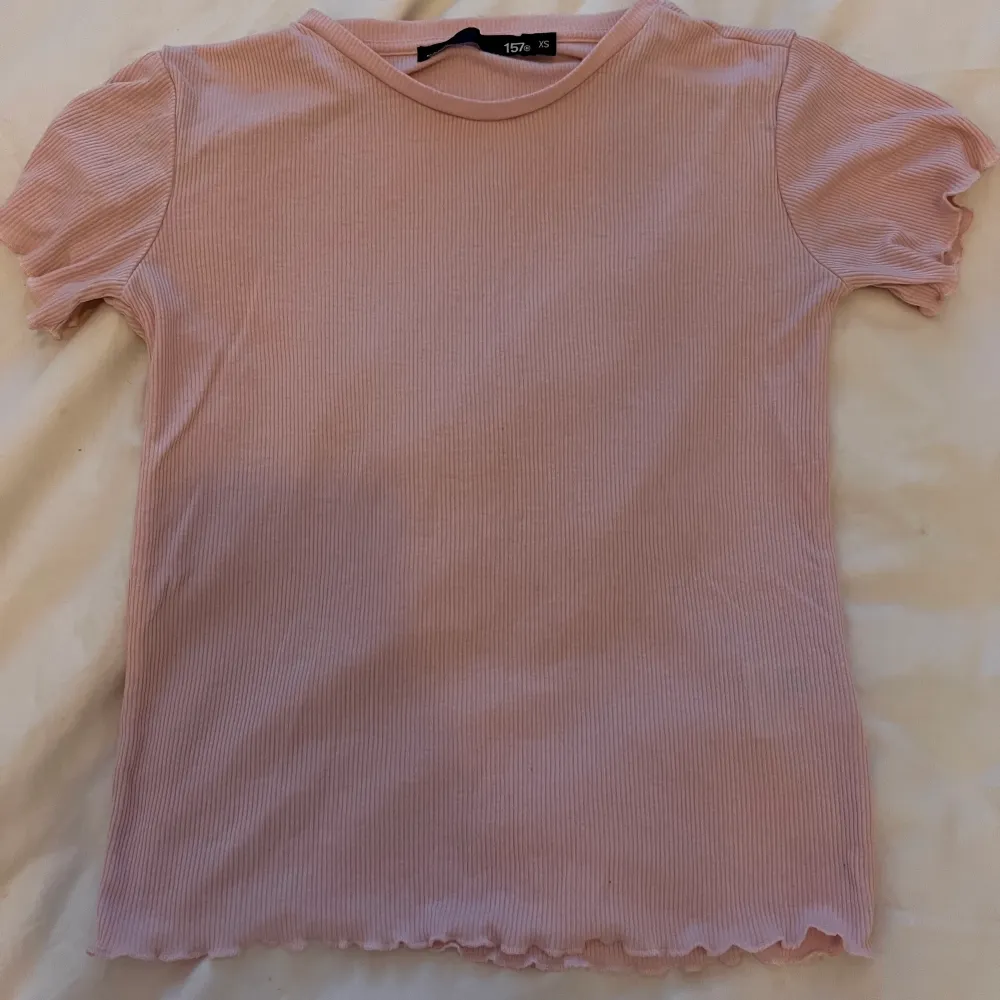 Rosa söt T-shirt från lager 157, super fina volanger vid armarna och magen!💞 . T-shirts.