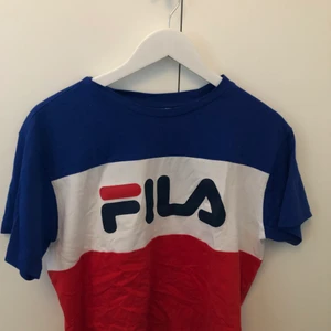 Fila tröja endast testad - Fila tröja, lite croppad. Är i strl M och i bra skick 