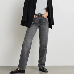 Gina Tricot Jeans - Säljer mina Gina tricot jeans i storlek 38 då dom inte passade som jag ville, nypris 599. Jag säljer mina för 200 + frakt, inga defekter!