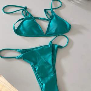 Så fin grön bikini, färger framkommer på bild två. Aldrig använd, klisterlapp sitter kvar på underdelen❤️