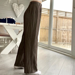 Kostymbyxor - Säljer ett par kostymbyxor. Fint skick, står ingen storlek men ja brukar ha 38 och är 168 cm. Köpare står för frakt🦋