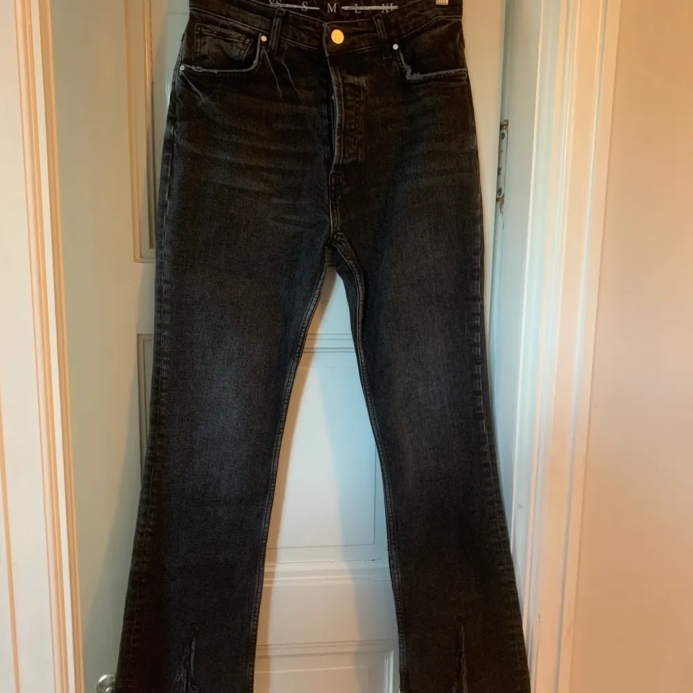 Ett par sjukt snygga svarta jeans med slits framtill. Strl M från bok bok, mkt sparsamt använda.. Jeans & Byxor.