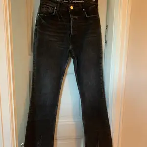 Ett par sjukt snygga svarta jeans med slits framtill. Strl M från bok bok, mkt sparsamt använda.