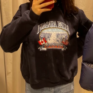 Tjocktröja - Skitsnygg tjocktröja som inte har kommit till så mycket användning. Köpt på plick. Den är i väldigt bra skick skulle jag säga. Om fler är intresserade blir det budgivning❤️