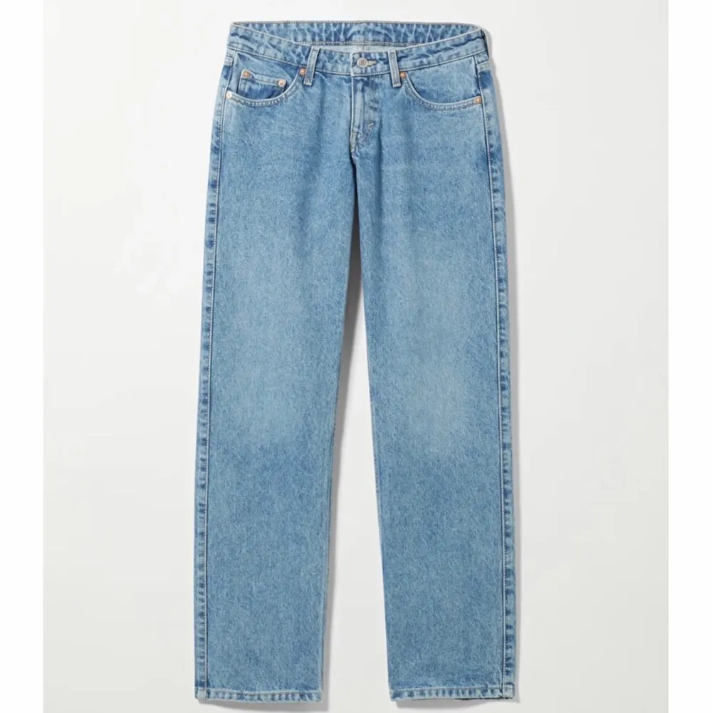 Säljer nu dessa snygga low Rise jeansen på weekday. Säker då jag beställt fel storle. Helt oanvända i stl W28 L34. Nypris är 500 jag säljer för 200kr helt oanvända. Pris kan diskuteras . Jeans & Byxor.