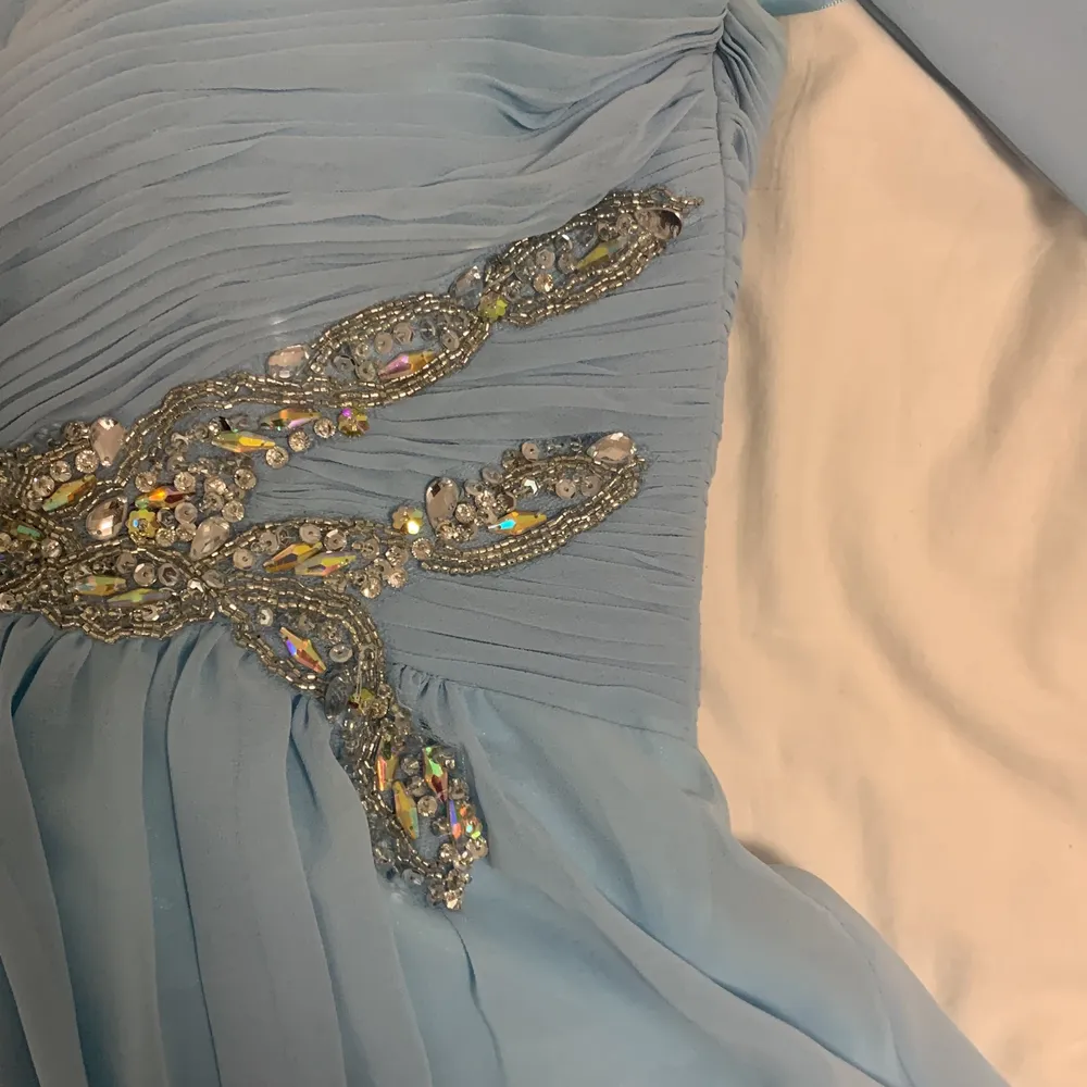 Den eleganta klänning är ett år gammal, använt en gång. Kristaller är fasta och kompletta, tyget är suber bra för en stilig och elegant look😍. Klänningar.