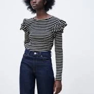 Zara - En oanvänd tröja från Zara. Säljer för att den aldrig kommer till andvöndning och att jag ej han lämna tillbaka den❤️ Den är i storlek L men sitter bra på mig på som brukar ha s-xs i tröjor. Kontakta för bilder❤️