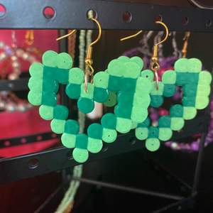 Gröna hjärtformade örhängen!