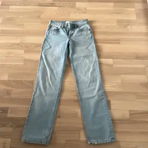 Helt oanvända jeans som är för små. Modellen är mid-rise full lengt från zara. Köparen står själv för frakten. Köpt för 400kr.