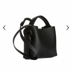 Väska ARKET - Säljer min fina väska från arket, som jag endast använt 1 gång❤️ det är den minsta modellen och måtten är 17cm x 14cm x 6cm. Väskan är köpt för 1150 och mitt pris är 900kr. En perkekt väska att ha, och man får plats med det allra viktigaste som plånbok, nycklar, mobil osv❤️ Det är än axelremsväska så den har självklart ett band🥰skriv om ni har några frågor.