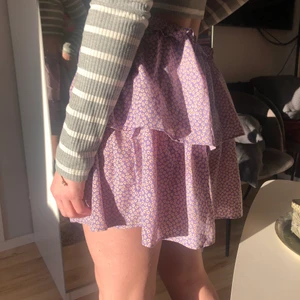 Vacker volangkjol - Fin kjol med volanger i stl M, kjolen har ett resårband och blir jättefin i midjan💜