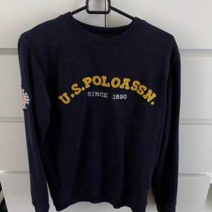 Mörkblå tröja i storlek 164/170. Köpt från Kidsbrandstore,märket är U.S. Polo Assn. Frakt på 62kr tillkommer