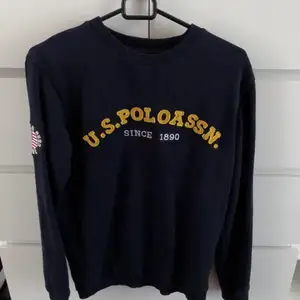 Mörkblå tröja i storlek 164/170. Köpt från Kidsbrandstore,märket är U.S. Polo Assn. Frakt på 69kr tillkommer