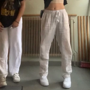 linnebyxor - !!SÄLJER INGEN PGA OSERIÖS KÖPARE!! Säljer dessa as snygga linnebyxor från hm, dessa är helt slutsålda i denna storlek. Använda mycket men är i ett väldigt bra skick. Dessa byxor passa många då dom är stretchiga i midjan men går också och dra åt. Jag är 1,73 och dom är perfekta i längden på mig som vill ha dom lågmidjade, mina ben är 1 m. Buda eller köp direkt för 450😁 Kom privat för fler bilder, frågor osv❤️