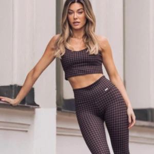 Aimn träningstights  - Säljer mina Aimn träningstights från Bianca Ingrossos kollektion! Helt oanvända, lappen sitter kvar! Storlek 36/S, jätte coola och snygga! 