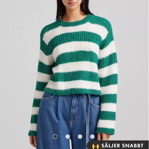 Stickad tröja Bershka - Så härlig grön/vit randig stickad tröja från Bershka. Lite tunnare så perfekt till våren! Helt oanvänd med prislapparna kvar, säljer då den tyvärr inte kommit till användning. Nypris: 259kr