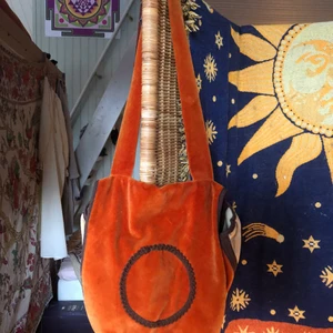 Väska - Handsydd väska i ”velour” från 60-talet. Köpt i danmark. Very bohem.
