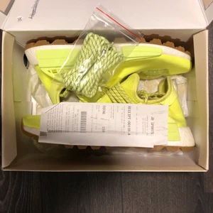 Adidas Human Race - Adidas NMD Hu Trail Pharell Now Is Her Time Solar Yellow •Storlek: 42 •Nypris: 2400kr •Pris: 1700kr •Skick 9/10 (Endast använda i butik)