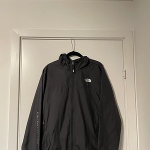North face windwall strl Xl i Boys - Den är inte så sliten, använt några gånger sedan köpt. Köptes för 6 mån sedan. OBS: Xl storlek i boys passar på 160-170 cm. Både kille och tjej kan ha dennna. Den är lite loose i armarna och sitter bra mot kroppen. 