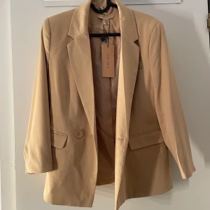 Kavaj, Storlek 36 - Kavaj från New Yorker, storlek 36🙌🏼 Aldrig använt, lappen sitter kvar. Nypris 350 - Mitt pris 150