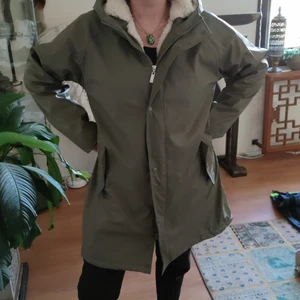 Regnkppa grön storlek L - Regnkppa i grön som är fodrad med syntet ull. Skön o varm har blivit använd bara en gång.