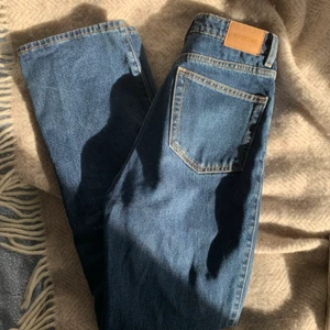 Rowe jeans!  - Jeans från Weekday i modellen Rowe i färgen Win Blue! Jeansen är i storleken 24/30 och för 250 kr (inskluive frakt) är jeansen dina! (Sista bilden är tagen från Zalando). Så gott som oanvända! 