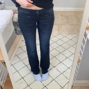 Lågmidjade jeans  - Lågmidjade jeans från märket herrlicher. De är helt oanvända och har lappen kvar. 