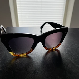 Celine solglasögon  - Säljer dessa snygga solglasögon från Celine Paris, använda men i ett mycket fint skick.                 Modell: CL 4004IN