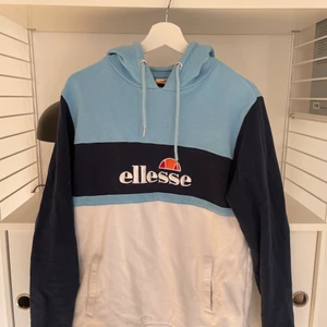 Hoodie Ellesse  - Säljer nu min Ellesse hoodie som är blå/mörkblå/vit i bra skick! Storlek M