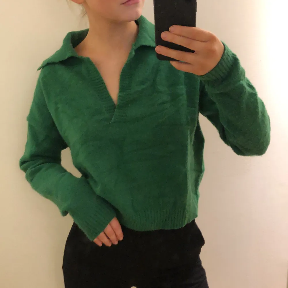 DENNA TRÖJA ÄR EJ SÅLD!!!! 💚💚 Grön stickad tröja med v-ringning och krage. Andvänd Max 3 gånger, fint skick. Tröjor & Koftor.