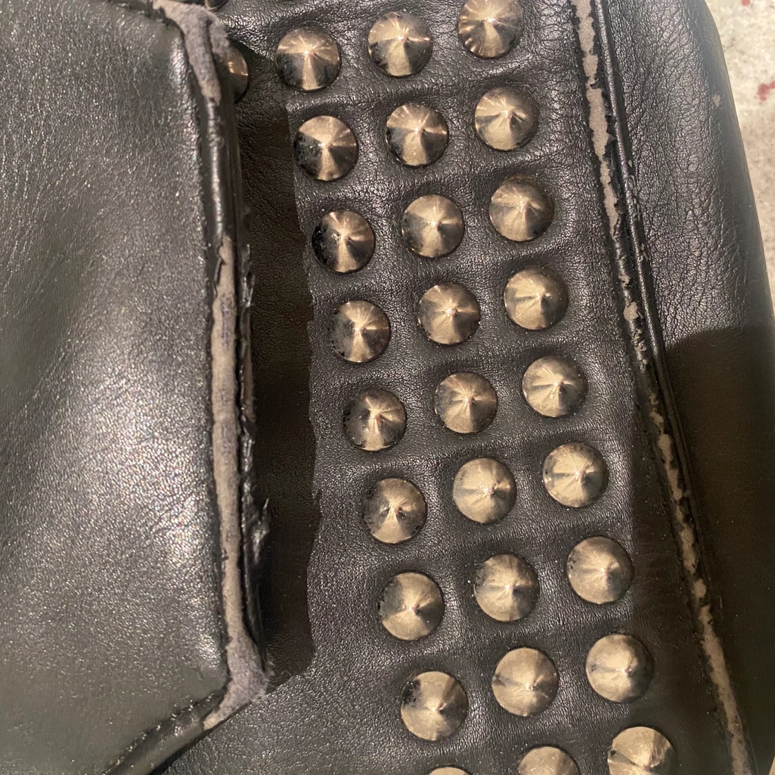 Handväska med nitar - 91