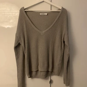 Stickad tröja - En grå stickad tröja ifrån NA-KD i storlek S. Använd fåtal gånger.