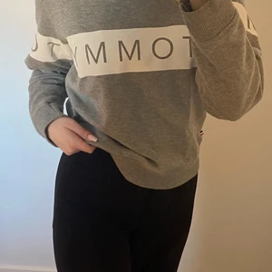 Tommy hilfiger sweater - En fin grå sweater med stort tryck. Fint skick på tröjan!