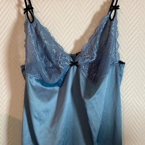 Heidi klum nattlinne  - Så vackert nattlinne från Heidi Klum. Super bra kvalitet och knappt andvänt då den är för stor för mig. Funkar lika bra som fest och sommarklänning!😻