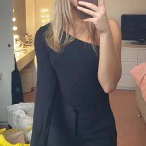 One shoulder body - Svart One shoulder body från NA-KD i storlek xs. Jättesnygg till fest. Köparen står för frakt. Jättefint skick