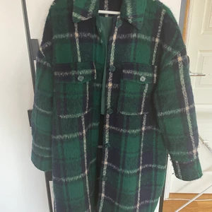 Gina tricot jacka - Jacka storlek S men den är ganska stor så passar storlek M och L