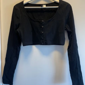 Ribbad croppad tröja från hm, stl M - Aldrig använd, endast provad! 