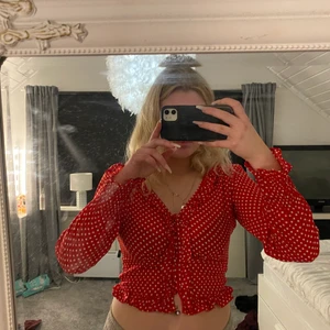 Röd sommar tröja! - Använd nån gång! Super fin och bra skick!❤️ifrån bikbok i storlek S