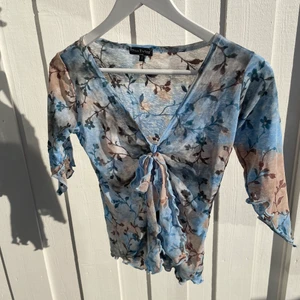 supersöt topp till sommarn!! - säljer en jättegullig topp som passar perfekt nu till våren/sommaren!💗💗 tycker om denna supermycket men säljer då jag har för mycket kläder och denna inte kommer till användning tyvärr. Den är stretchig och passar lika bra på L som på S!😍❤️‍🔥 betalas via swish och köparen står för frakten!💕💕