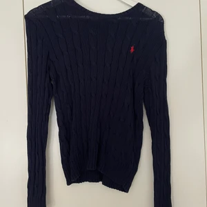 Tröja - Tröja från Ralph lauren. I storlek L men känns mer som M. Inte äkta dock därav priset💙