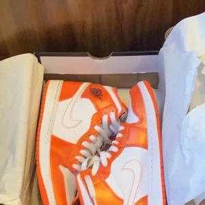 Jordans mid  - Skit snygga oranga Jordans, kan byta eller så säljer jag dem. Näst in till oanvända 